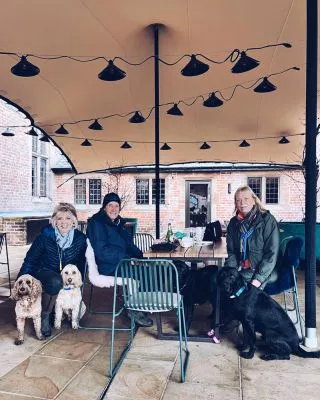 ☆ Winter walks around #AlderleyEdge and @alderleypark are always best ended with food and drinks at #TheChurchillTree ☆

So lovely to meet this lovely bunch and their beautiful dogs 🐕 

…

#CheshireWalks #CheshirePubCo